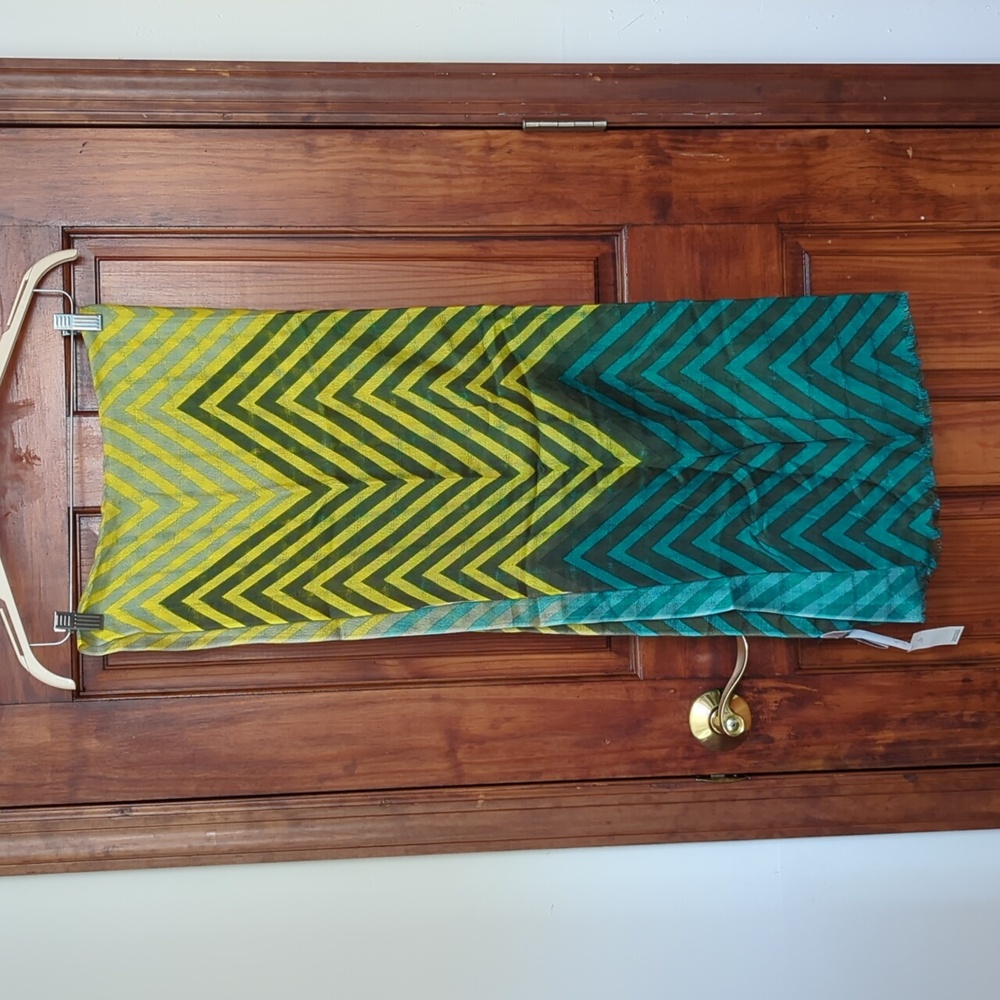 Lightweight scarf with chevron pattern